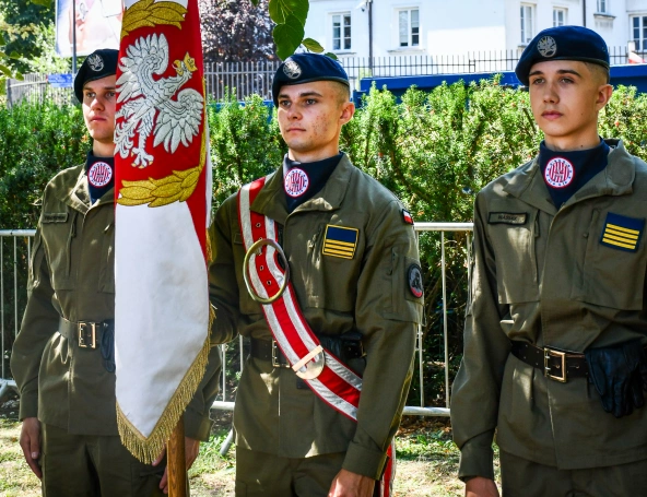 Zdjęcie nr 4 z galerii Szkoła partnerska Akademii WSB Warszawa na defiladzie z okazji Święta Wojska Polskiego