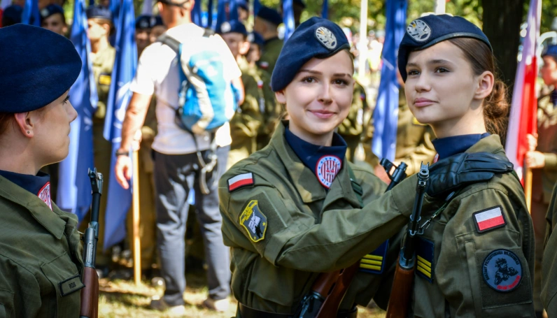 Zdjęcie nr 5 z galerii Szkoła partnerska Akademii WSB Warszawa na defiladzie z okazji Święta Wojska Polskiego