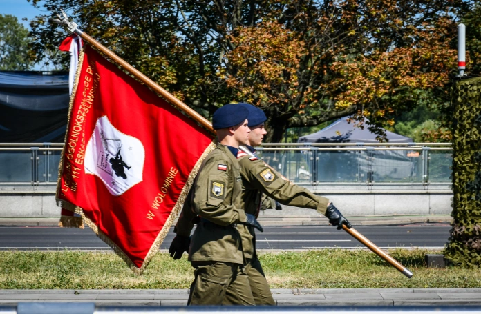 Zdjęcie nr 6 z galerii Szkoła partnerska Akademii WSB Warszawa na defiladzie z okazji Święta Wojska Polskiego