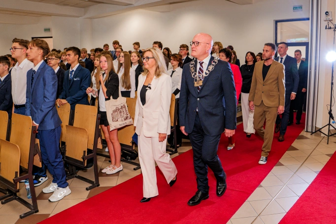 Zdjęcie nr 27 z galerii Inauguracja roku szkolnego w II LO w Dąbrowie G&oacute;rniczej