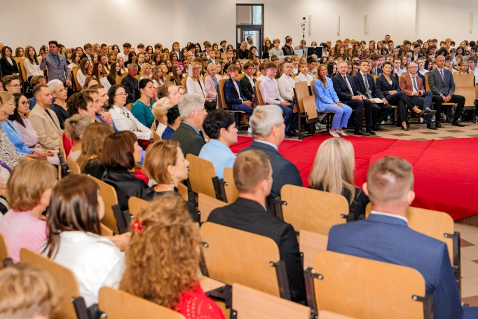 Zdjęcie nr 34 z galerii Inauguracja roku szkolnego w II LO w Dąbrowie G&oacute;rniczej