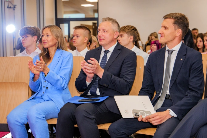 Zdjęcie nr 7 z galerii Inauguracja roku szkolnego w II LO w Dąbrowie G&oacute;rniczej