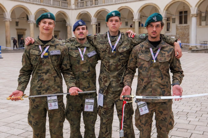 Zdjęcie nr 11 z galerii Uczniowie &bdquo;Szybińskiego&rdquo; wygrali XIV Og&oacute;lnopolski Turniej Klas o Profilu Mundurowym