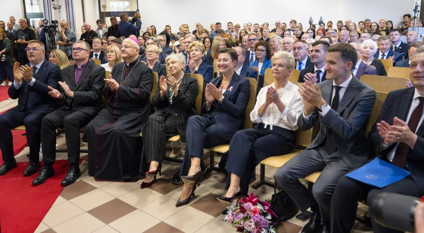 Zdjęcie nr 63 z galerii  32. rok akademicki w Akademii WSB oficjalnie rozpoczęty!