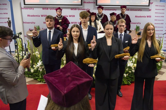 Zdjęcie nr 4 z galerii Immatrykulacja nowych student&oacute;w &ndash; kształcących się w języku polskim i językach obcych &ndash; oraz doktorant&oacute;w Interdyscyplinarnej Międzynarodowej Szkoły Doktorskiej Akademii WSB