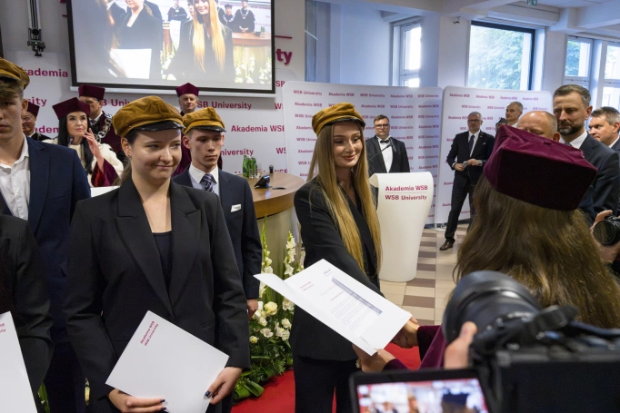 Zdjęcie nr 5 z galerii Immatrykulacja nowych student&oacute;w &ndash; kształcących się w języku polskim i językach obcych &ndash; oraz doktorant&oacute;w Interdyscyplinarnej Międzynarodowej Szkoły Doktorskiej Akademii WSB