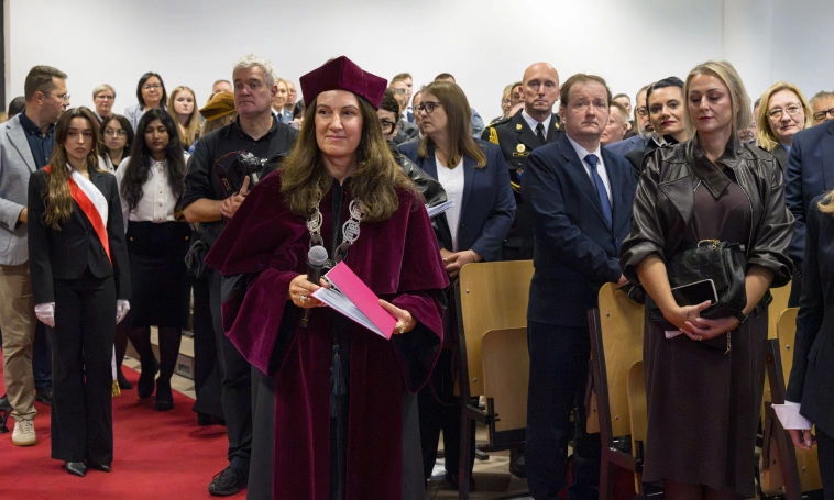 Zdjęcie nr 8 z galerii Immatrykulacja nowych student&oacute;w &ndash; kształcących się w języku polskim i językach obcych &ndash; oraz doktorant&oacute;w Interdyscyplinarnej Międzynarodowej Szkoły Doktorskiej Akademii WSB