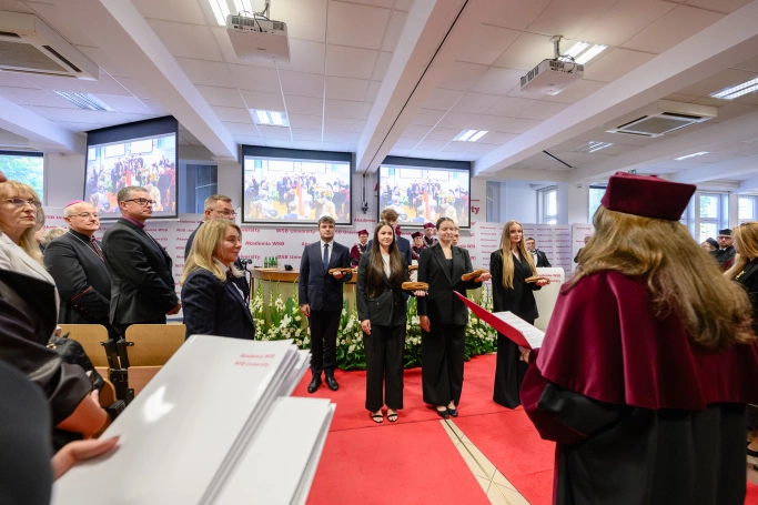 Zdjęcie nr 3 z galerii Immatrykulacja nowych student&oacute;w &ndash; kształcących się w języku polskim i językach obcych &ndash; oraz doktorant&oacute;w Interdyscyplinarnej Międzynarodowej Szkoły Doktorskiej Akademii WSB