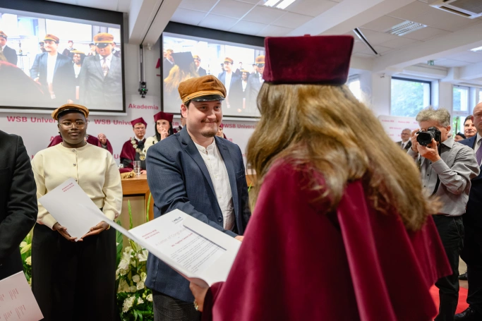 Zdjęcie nr 13 z galerii Immatrykulacja nowych student&oacute;w &ndash; kształcących się w języku polskim i językach obcych &ndash; oraz doktorant&oacute;w Interdyscyplinarnej Międzynarodowej Szkoły Doktorskiej Akademii WSB