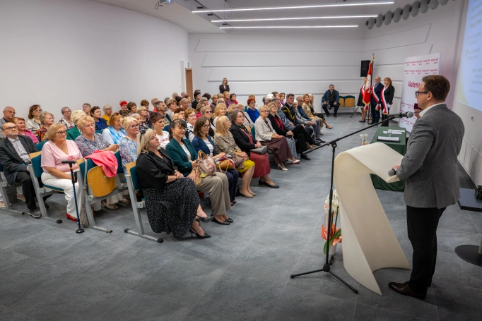 Zdjęcie nr 1 z galerii Uroczysta inauguracja roku akademickiego 2026/2027 Jaworznickiego Uniwersytetu Trzeciego Wieku