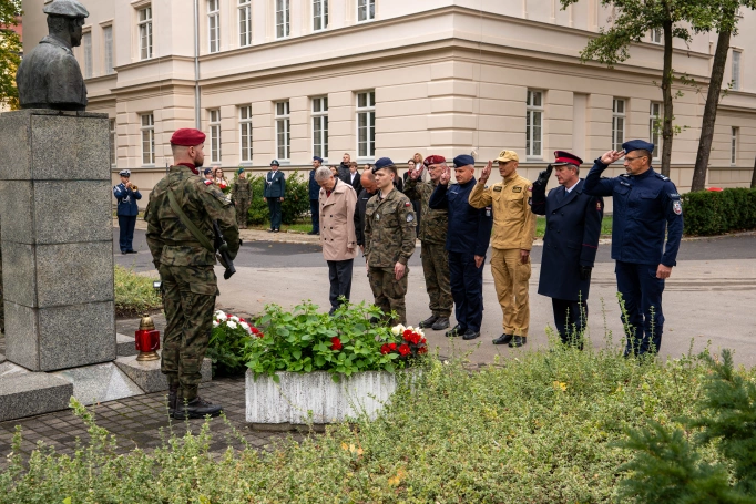 Zdjęcie nr 35 z galerii Trzy dni w koszarach, finał na Wawelu. Za nami XIV Og&oacute;lnopolski Turniej Klas o Profilu Mundurowym - I 