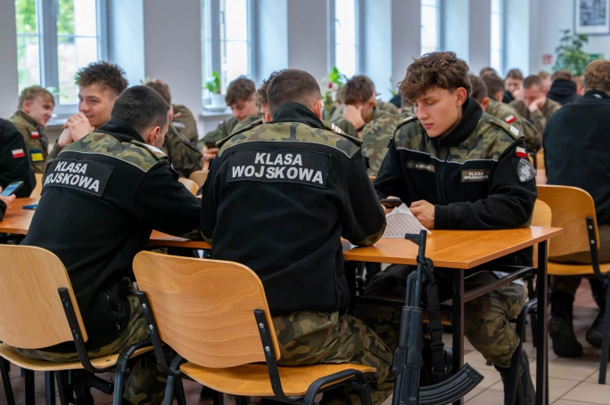 Zdjęcie nr 37 z galerii Trzy dni w koszarach, finał na Wawelu. Za nami XIV Og&oacute;lnopolski Turniej Klas o Profilu Mundurowym - I 