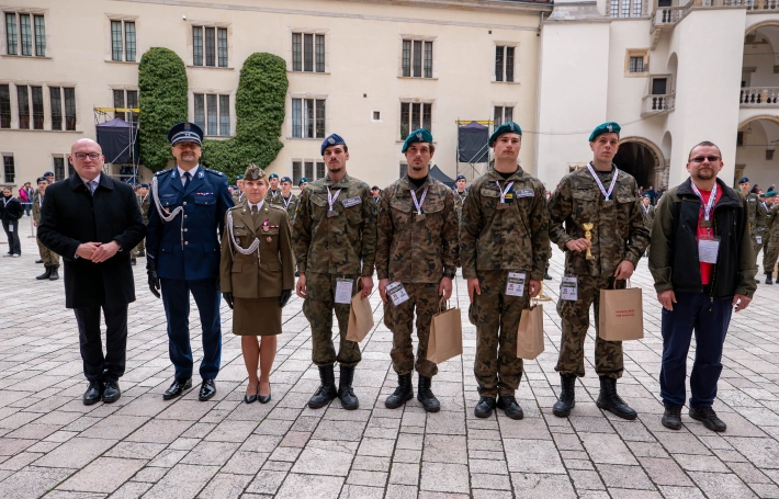 Zdjęcie nr 28 z galerii Trzy dni w koszarach, finał na Wawelu. Za nami XIV Og&oacute;lnopolski Turniej Klas o Profilu Mundurowym - III
