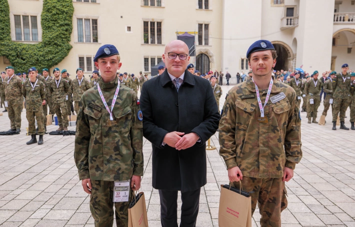 Zdjęcie nr 32 z galerii Trzy dni w koszarach, finał na Wawelu. Za nami XIV Og&oacute;lnopolski Turniej Klas o Profilu Mundurowym - III