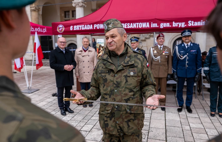Zdjęcie nr 61 z galerii Trzy dni w koszarach, finał na Wawelu. Za nami XIV Og&oacute;lnopolski Turniej Klas o Profilu Mundurowym - III