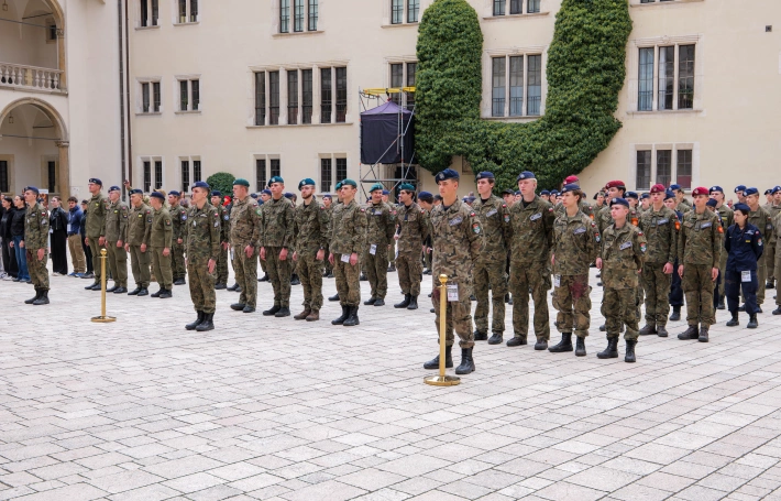 Zdjęcie nr 43 z galerii Trzy dni w koszarach, finał na Wawelu. Za nami XIV Og&oacute;lnopolski Turniej Klas o Profilu Mundurowym - III