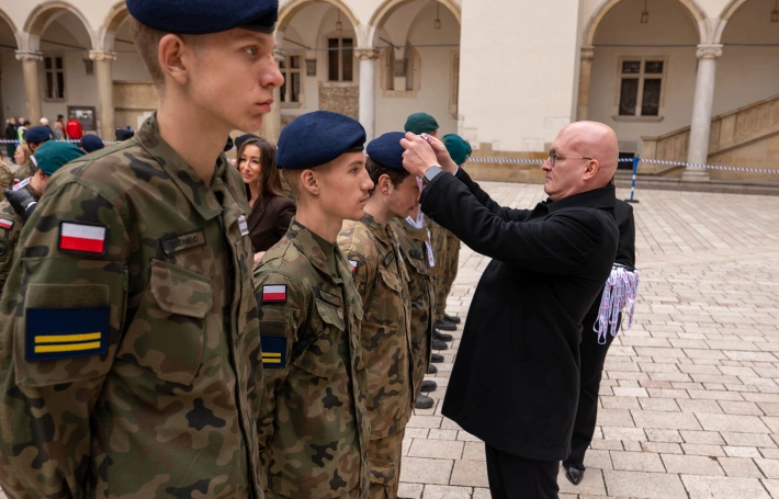 Zdjęcie nr 48 z galerii Trzy dni w koszarach, finał na Wawelu. Za nami XIV Og&oacute;lnopolski Turniej Klas o Profilu Mundurowym - III