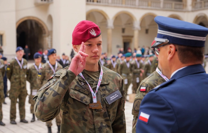 Zdjęcie nr 19 z galerii Trzy dni w koszarach, finał na Wawelu. Za nami XIV Og&oacute;lnopolski Turniej Klas o Profilu Mundurowym - III