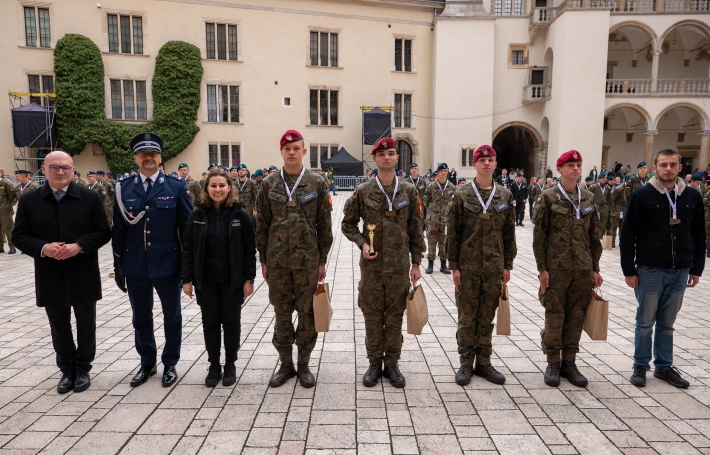 Zdjęcie nr 20 z galerii Trzy dni w koszarach, finał na Wawelu. Za nami XIV Og&oacute;lnopolski Turniej Klas o Profilu Mundurowym - III
