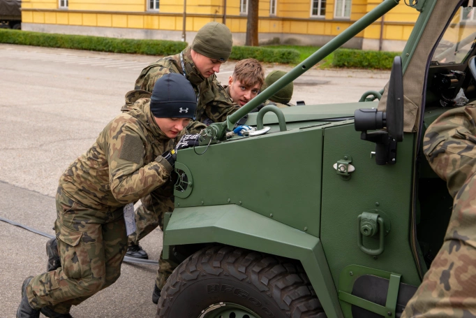 Zdjęcie nr 14 z galerii Trzy dni w koszarach, finał na Wawelu. Za nami XIV Og&oacute;lnopolski Turniej Klas o Profilu Mundurowym - II