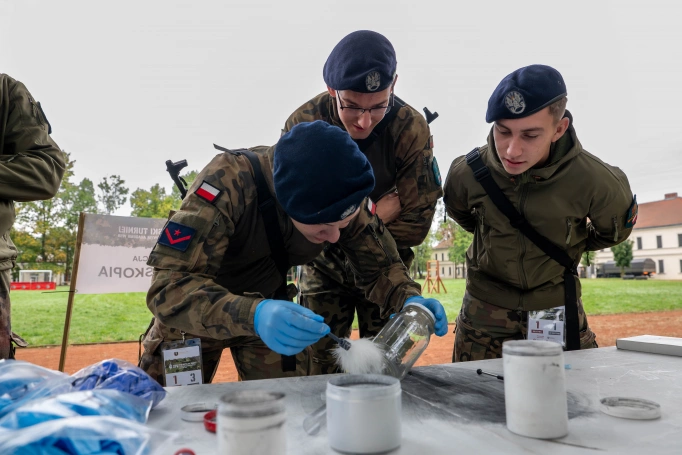 Zdjęcie nr 19 z galerii Trzy dni w koszarach, finał na Wawelu. Za nami XIV Og&oacute;lnopolski Turniej Klas o Profilu Mundurowym - II