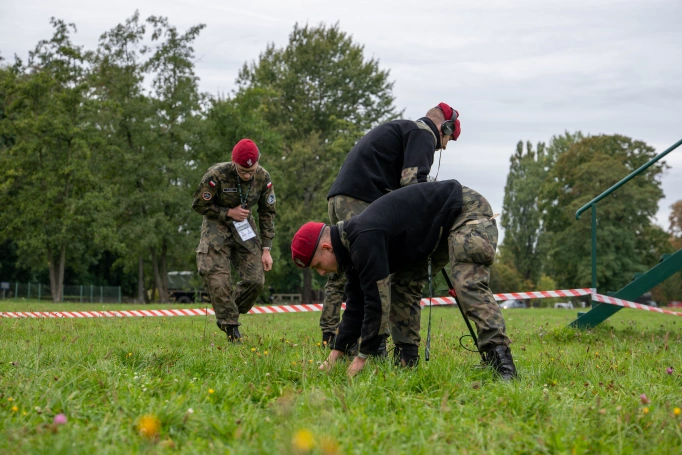 Zdjęcie nr 24 z galerii Trzy dni w koszarach, finał na Wawelu. Za nami XIV Og&oacute;lnopolski Turniej Klas o Profilu Mundurowym - II