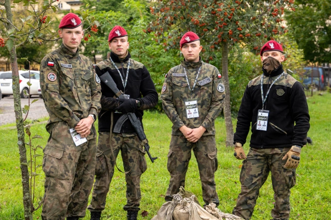 Zdjęcie nr 30 z galerii Trzy dni w koszarach, finał na Wawelu. Za nami XIV Og&oacute;lnopolski Turniej Klas o Profilu Mundurowym - II