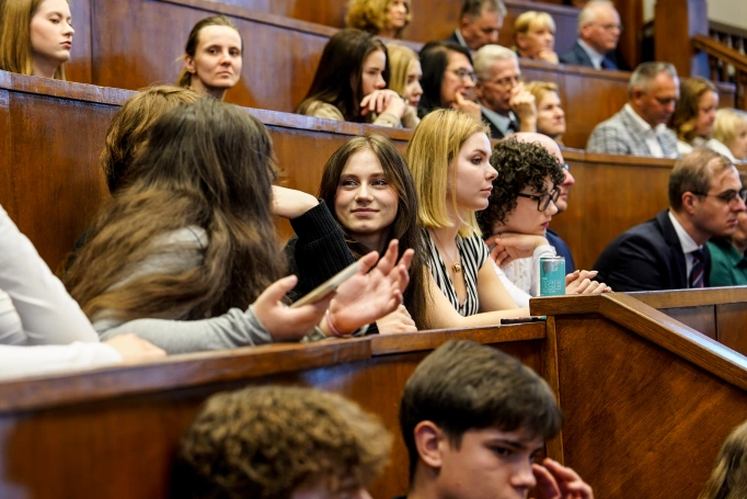 Zdjęcie nr 25 z galerii Gaudeamus igitur. Uroczystość inauguracji roku akademickiego na stołecznym wydziale Akademii WSB. Fotogaleria II