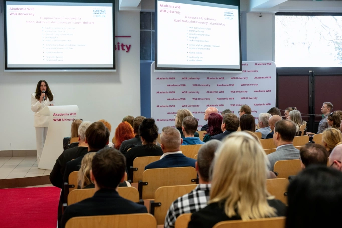 Zdjęcie nr 20 z galerii Akademia WSB uroczyście powitała nowych doktorant&oacute;w. Inauguracja Roku Akademickiego 2026/2027