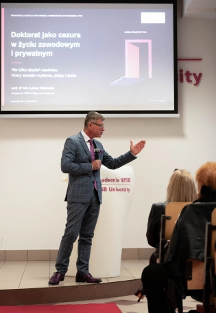 Zdjęcie nr 23 z galerii Akademia WSB uroczyście powitała nowych doktorant&oacute;w. Inauguracja Roku Akademickiego 2026/2027