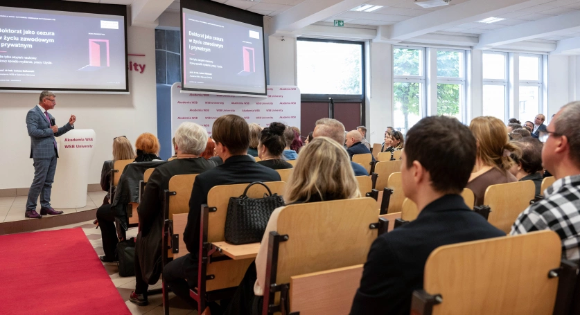 Zdjęcie nr 24 z galerii Akademia WSB uroczyście powitała nowych doktorant&oacute;w. Inauguracja Roku Akademickiego 2026/2027