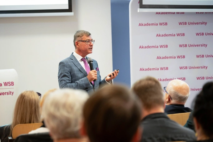 Zdjęcie nr 27 z galerii Akademia WSB uroczyście powitała nowych doktorant&oacute;w. Inauguracja Roku Akademickiego 2026/2027