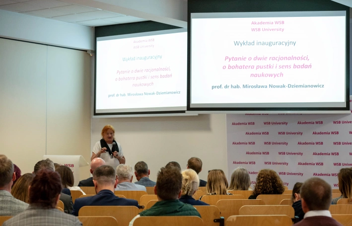 Zdjęcie nr 31 z galerii Akademia WSB uroczyście powitała nowych doktorant&oacute;w. Inauguracja Roku Akademickiego 2026/2027