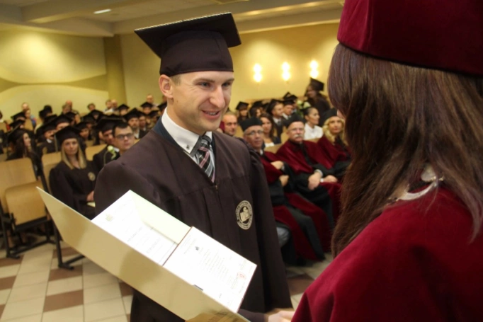 Zdjęcie nr 87 z galerii Gala wręczenia dyplom&oacute;w absolwentom studi&oacute;w II stopnia