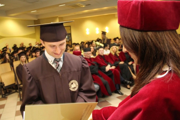 Zdjęcie nr 88 z galerii Gala wręczenia dyplom&oacute;w absolwentom studi&oacute;w II stopnia