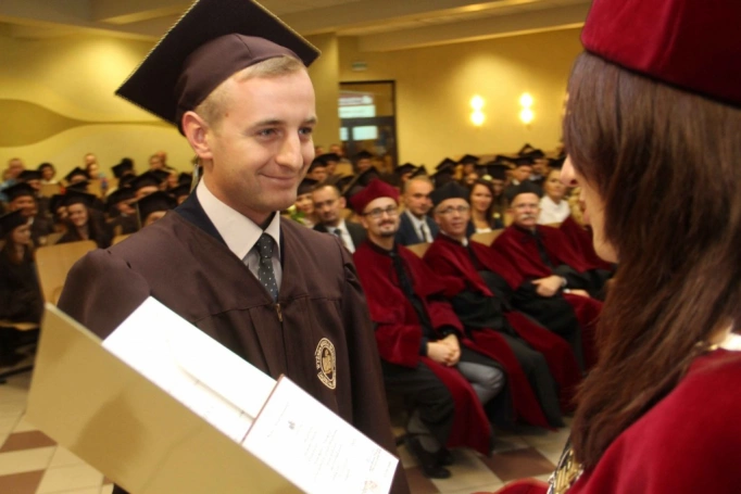 Zdjęcie nr 90 z galerii Gala wręczenia dyplom&oacute;w absolwentom studi&oacute;w II stopnia