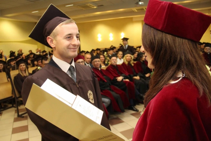 Zdjęcie nr 91 z galerii Gala wręczenia dyplom&oacute;w absolwentom studi&oacute;w II stopnia