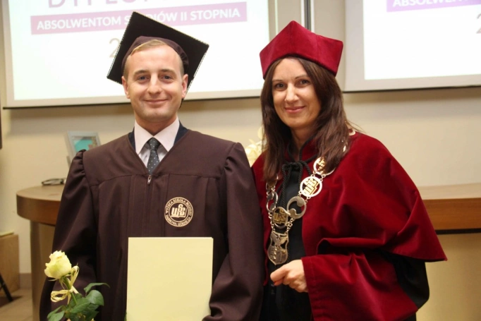 Zdjęcie nr 92 z galerii Gala wręczenia dyplom&oacute;w absolwentom studi&oacute;w II stopnia