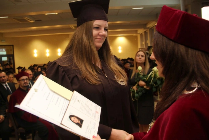 Zdjęcie nr 93 z galerii Gala wręczenia dyplom&oacute;w absolwentom studi&oacute;w II stopnia