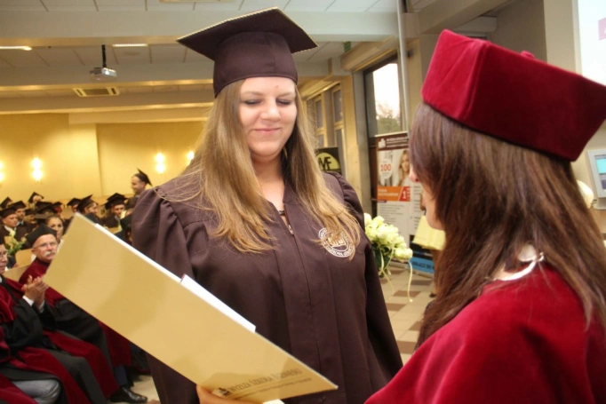 Zdjęcie nr 94 z galerii Gala wręczenia dyplom&oacute;w absolwentom studi&oacute;w II stopnia