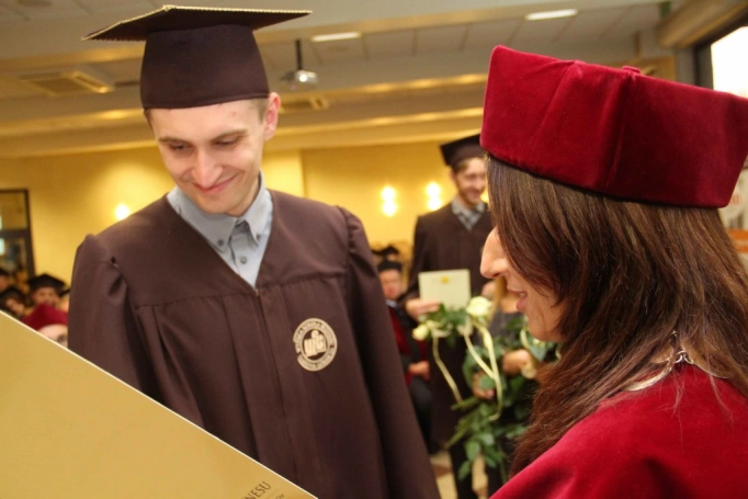 Zdjęcie nr 98 z galerii Gala wręczenia dyplom&oacute;w absolwentom studi&oacute;w II stopnia