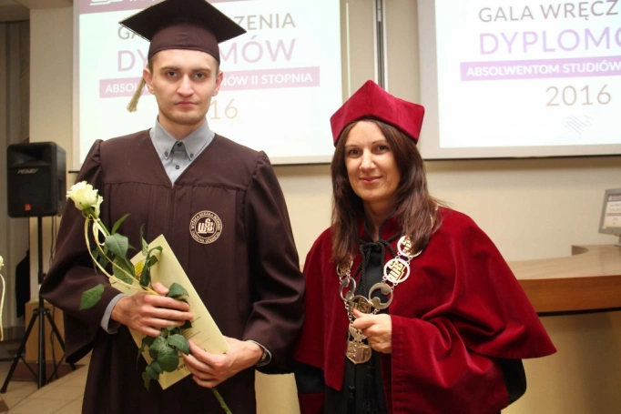 Zdjęcie nr 99 z galerii Gala wręczenia dyplom&oacute;w absolwentom studi&oacute;w II stopnia