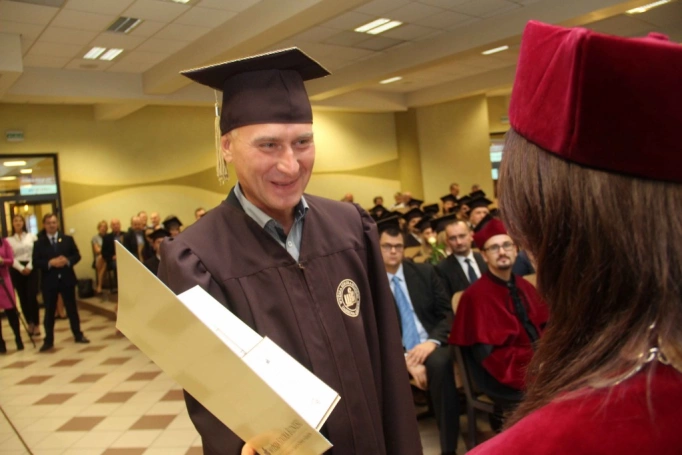 Zdjęcie nr 101 z galerii Gala wręczenia dyplom&oacute;w absolwentom studi&oacute;w II stopnia