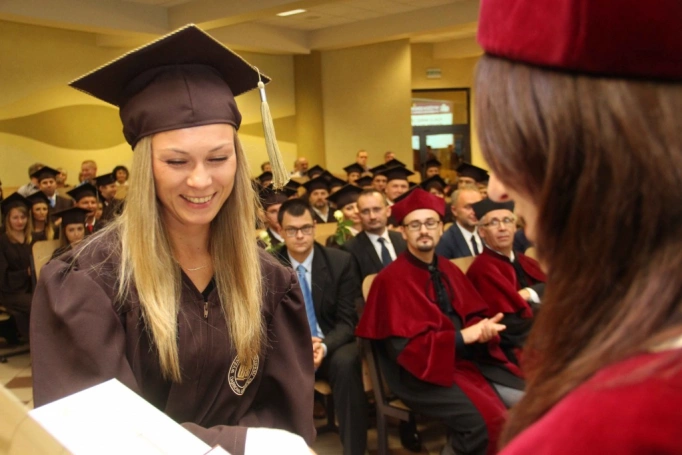 Zdjęcie nr 103 z galerii Gala wręczenia dyplom&oacute;w absolwentom studi&oacute;w II stopnia