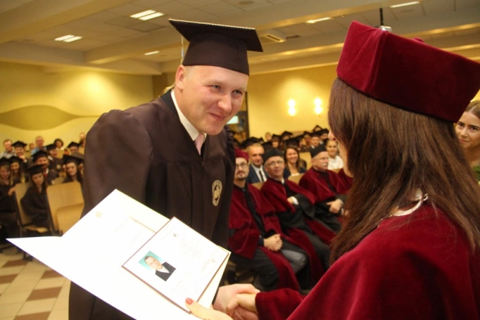 Zdjęcie nr 105 z galerii Gala wręczenia dyplom&oacute;w absolwentom studi&oacute;w II stopnia