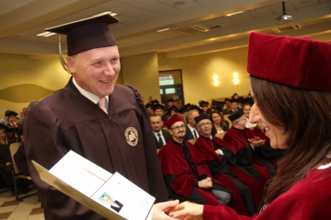 Zdjęcie nr 106 z galerii Gala wręczenia dyplom&oacute;w absolwentom studi&oacute;w II stopnia