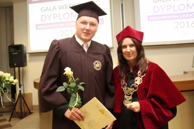 Zdjęcie nr 107 z galerii Gala wręczenia dyplom&oacute;w absolwentom studi&oacute;w II stopnia