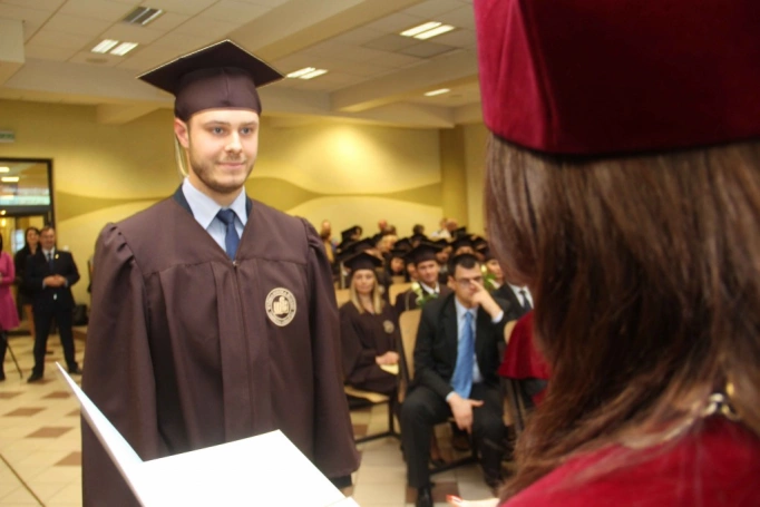 Zdjęcie nr 109 z galerii Gala wręczenia dyplom&oacute;w absolwentom studi&oacute;w II stopnia