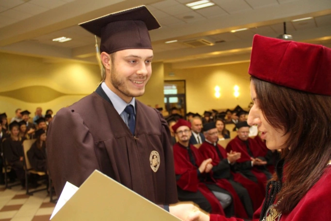 Zdjęcie nr 110 z galerii Gala wręczenia dyplom&oacute;w absolwentom studi&oacute;w II stopnia