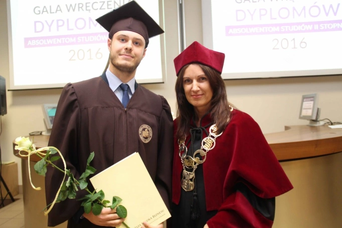 Zdjęcie nr 111 z galerii Gala wręczenia dyplom&oacute;w absolwentom studi&oacute;w II stopnia